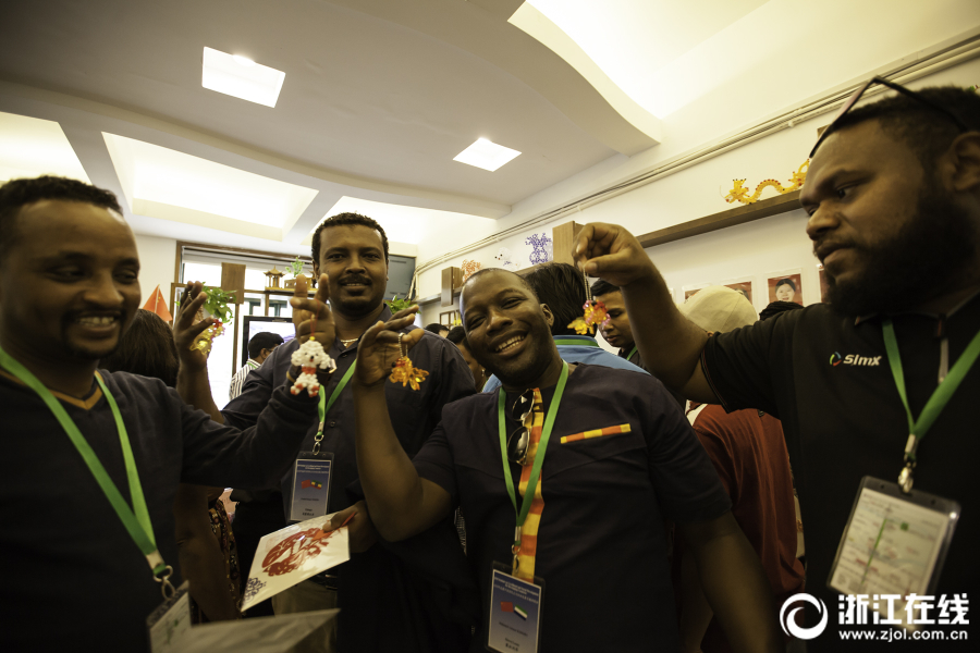 多人聯(lián)機打喪尸的手游引薦 一同制作末日基地