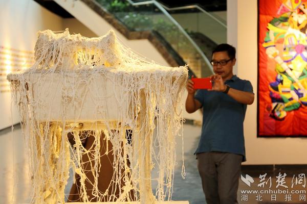 蒙蒂：布克擁有非常全面的進攻技巧