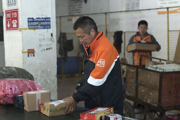 哈登持球突破勾著詹姆斯的手造成后者犯規(guī)