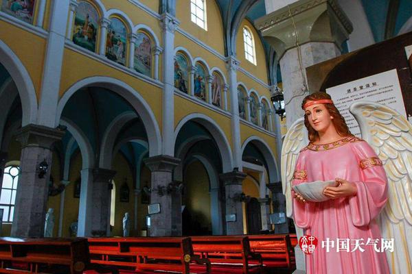 美圖秀秀說：“國際這么亂 裝純給誰看？！”