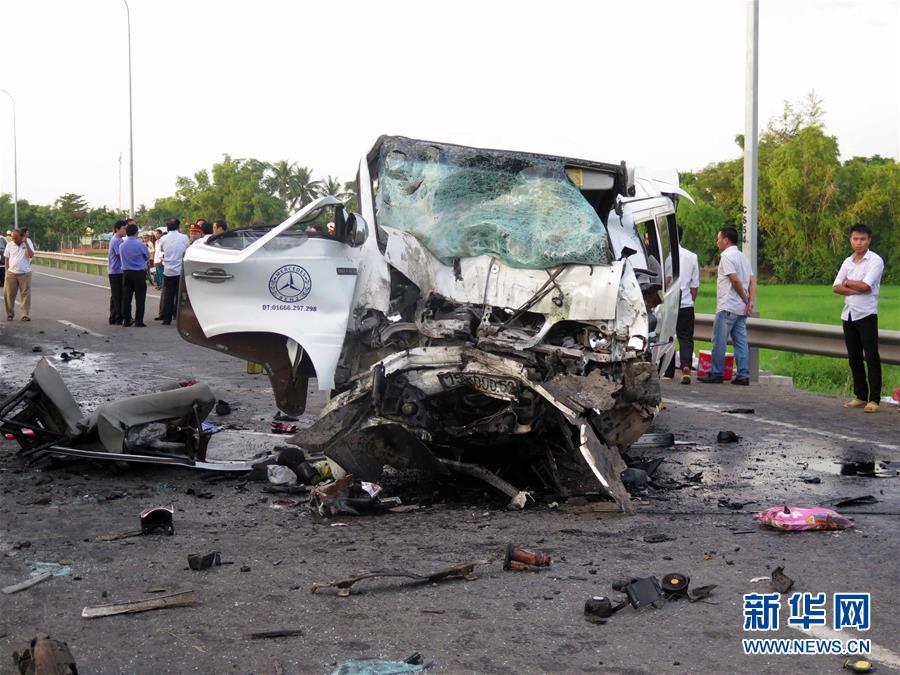 新加坡面積最大的交互式戶外電子屏-Ten Squ