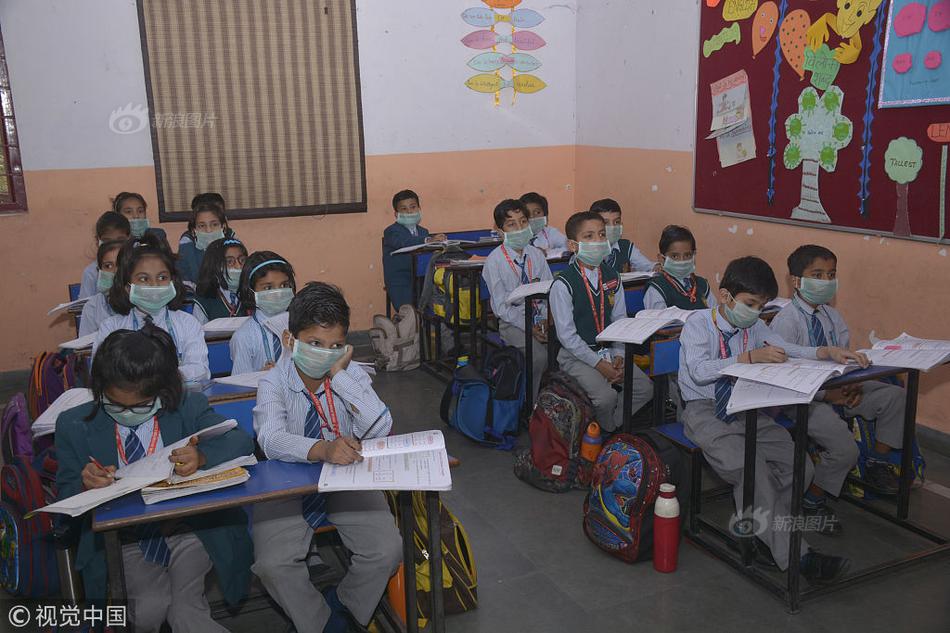 網(wǎng)友們稱譽了小JR的舉動，小JR說:我便是喜愛籃球