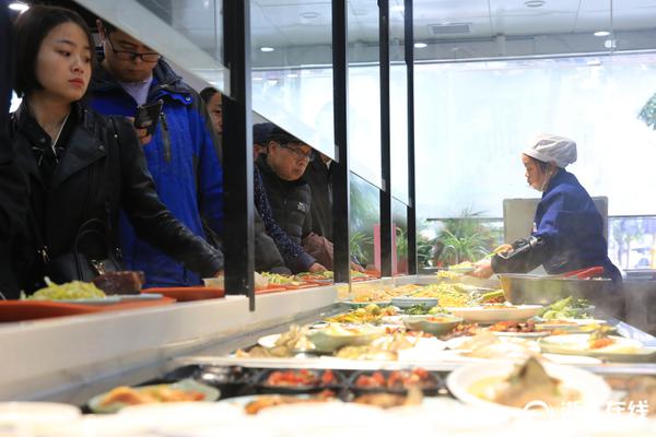 火箭老板費爾蒂塔參加狂歡節(jié) 期間接受采訪時高呼：為了文班亞馬