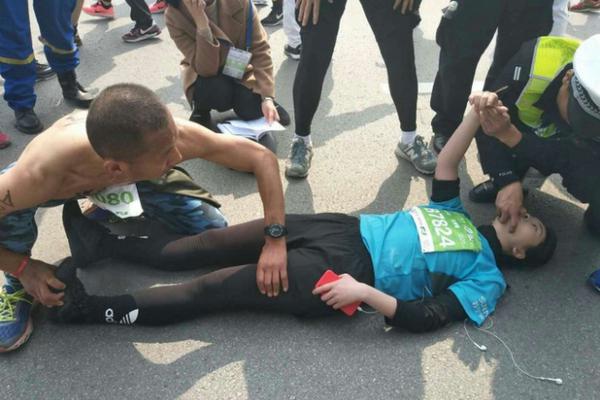 CJ發(fā)推：布克落選全明星太瘋狂了 生病的世界