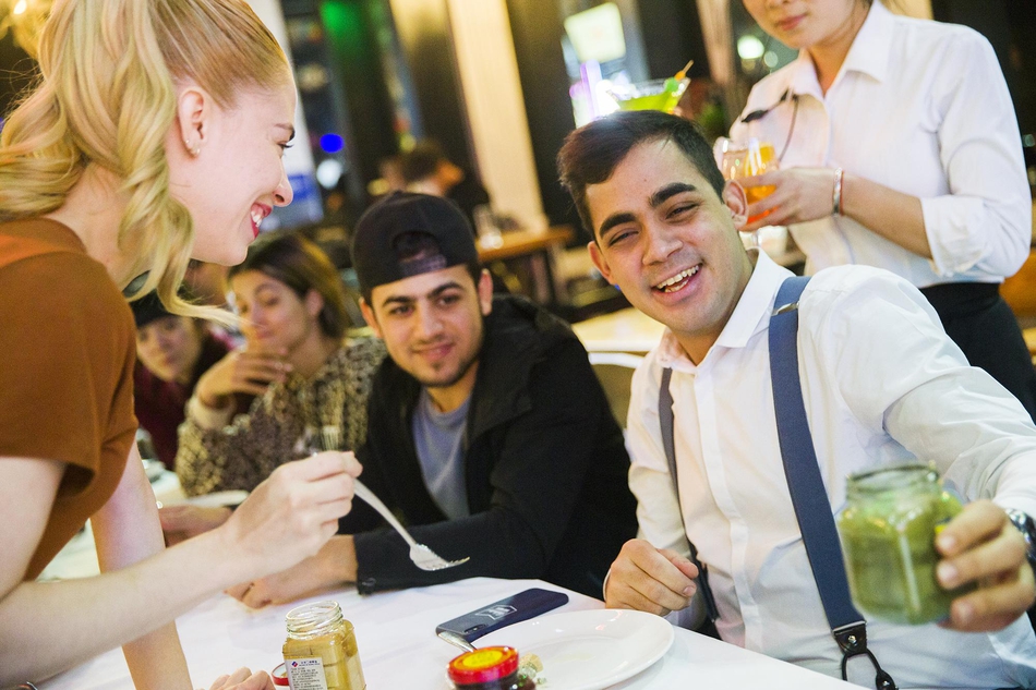 蘋果官網(wǎng)公布iPhone15系列機(jī)型維修費(fèi)用，Pro和Max機(jī)型背板維修價(jià)降超50%