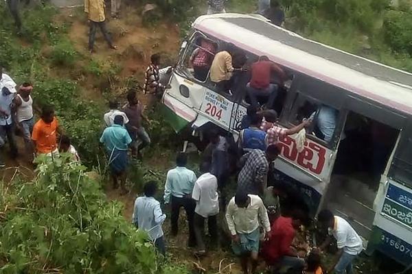 三球化解蘭德?tīng)柡捅扔啦┰诒荣愔械臎_突