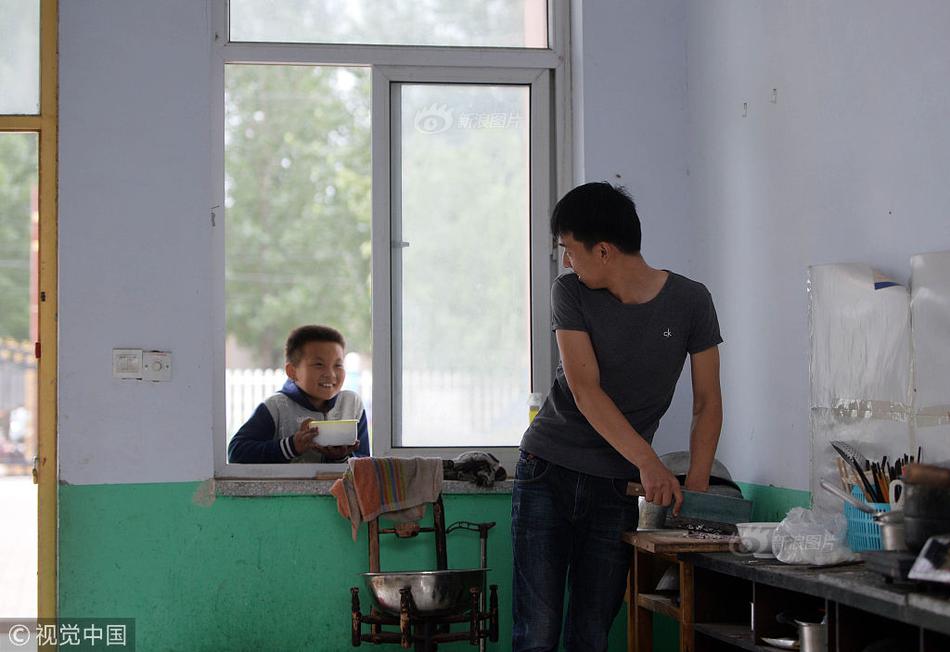 2K博主將湖人球隊(duì)變身啦啦隊(duì)員 老詹、濃眉率隊(duì)展示性感舞姿