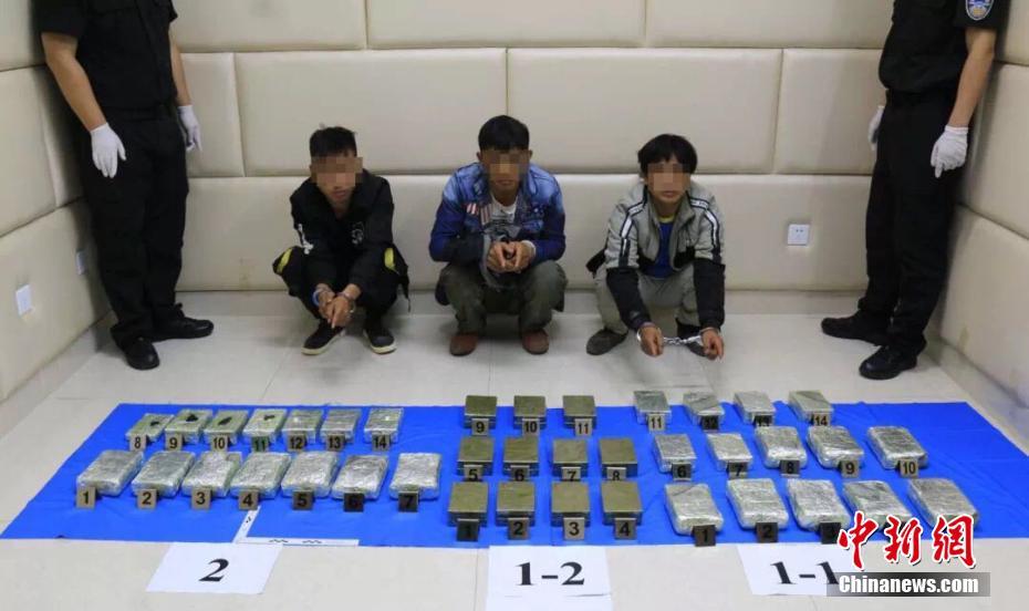 牛人在《我的世界》打造計(jì)算機(jī) 堆砌電路板