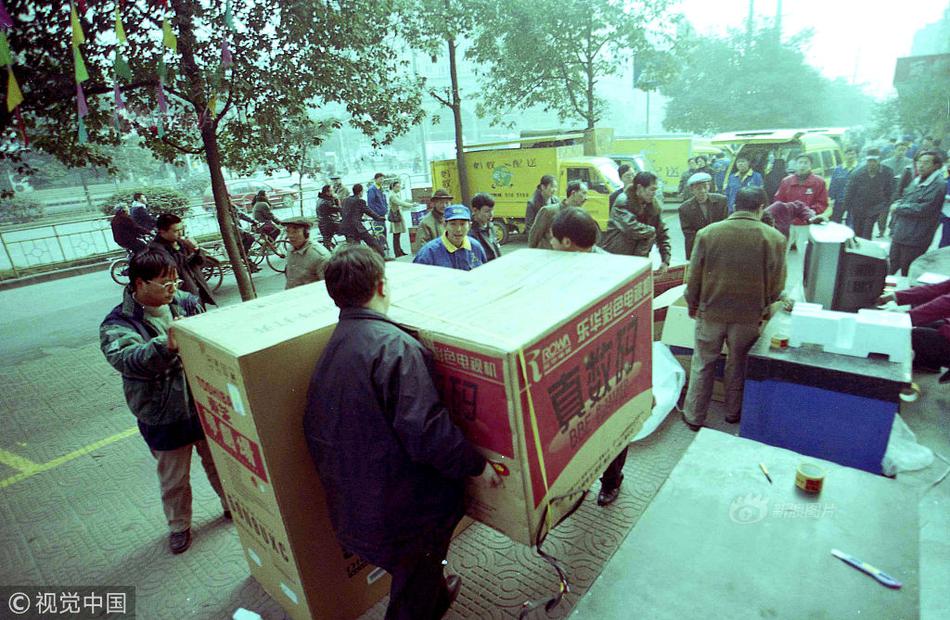 14年前的今日：鄧肯詹姆斯擁抱 “未來(lái)是你的”