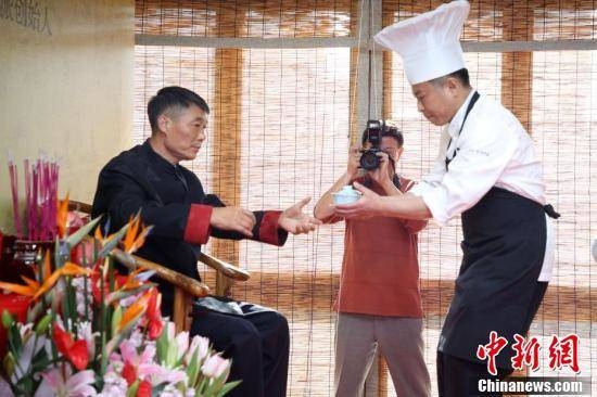 神態(tài)酷似范爺 《國(guó)戰(zhàn)紀(jì)元》補(bǔ)助卡牌意外走紅