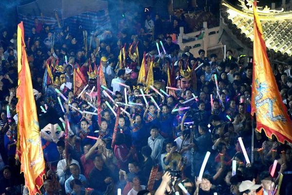 馬龍：不能把輸球歸咎于替補(bǔ)隊(duì)員 首發(fā)在上半場體現(xiàn)也很糟糕